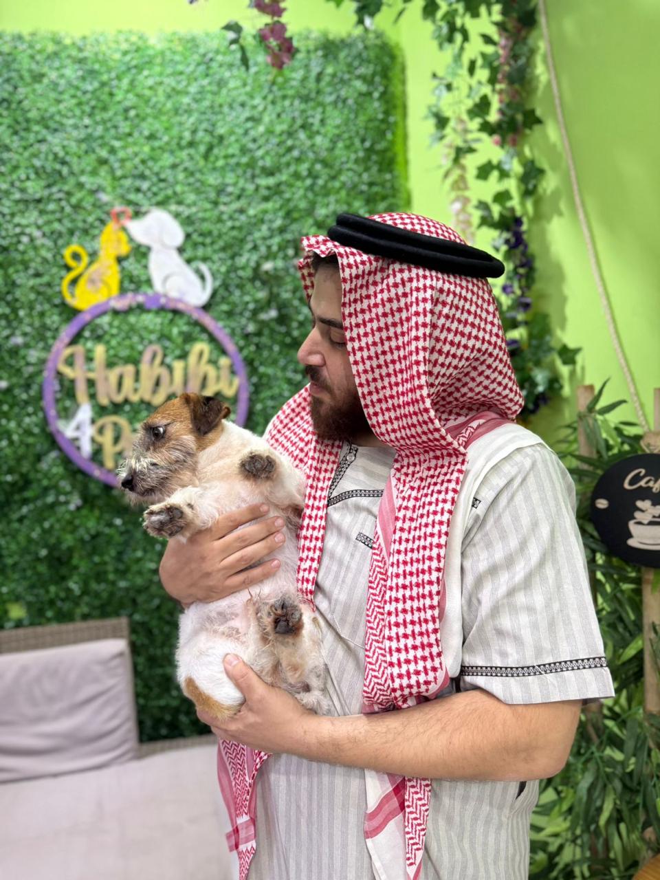 Veterinário da Habibi 4 Patas segurando um cão